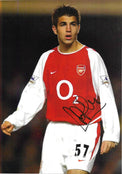Fotografia autografata Cesc Fàbregas giovanissimo maglia Arsenal Home Nike rossa sponsor O2 numero 57 pantaloncini bianchi patch Barclays Premier League stagione 2003-04 – autografo originale pennarello nero al centro del petto – 28,5x20 cm – condizioni Excellent