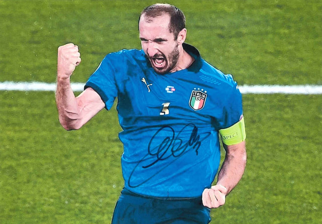 Fotografia autografata Giorgio Chiellini esultanza maglia azzurra numero 3 fascia capitano Euro 2020 – autografo pennarello nero – 29,5x20,9 cm – LOA MTM inclusa