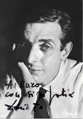Fotografia autografata con dedica Dario Fo ritratto in bianco e nero giovane primo piano espressione pensierosa cravatta – dedica autografo pennarello nero in basso a sinistra – 15x10 cm – condizioni Excellent