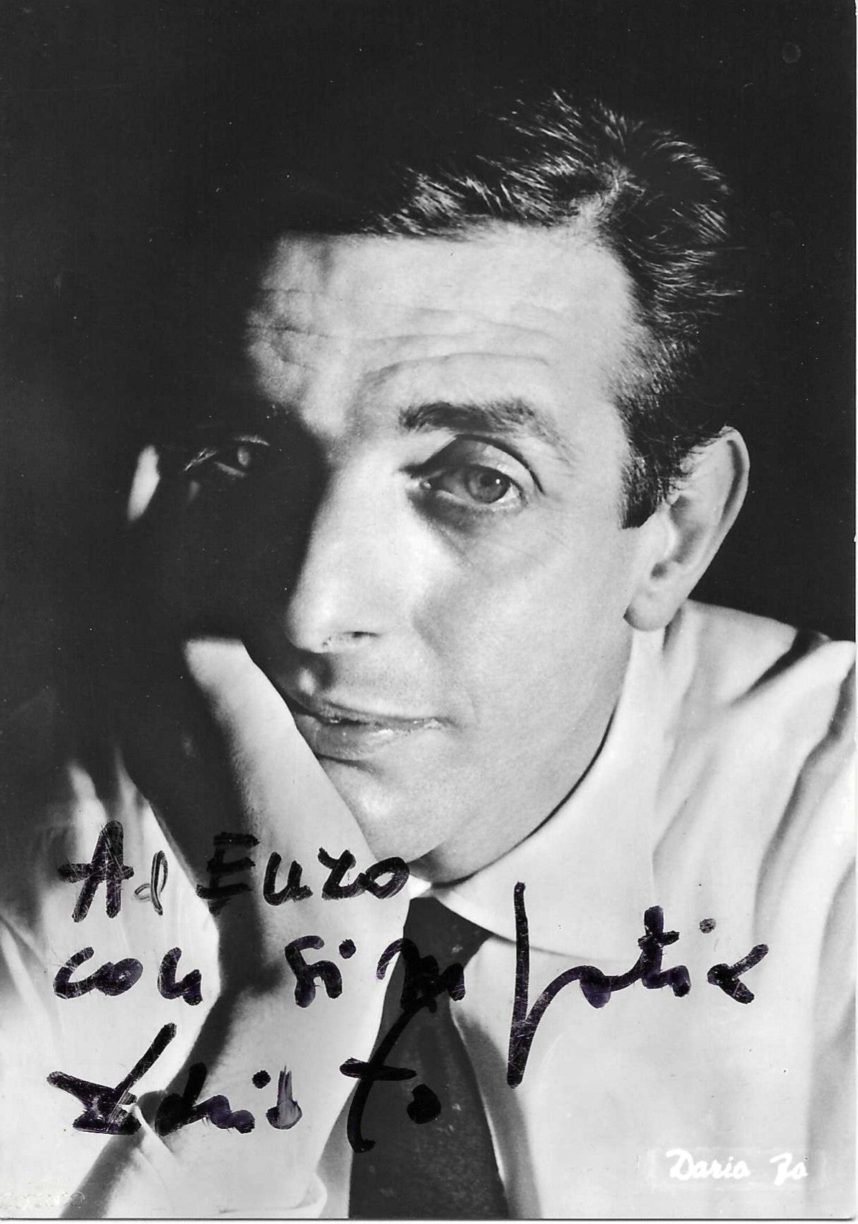 Fotografia autografata con dedica Dario Fo ritratto in bianco e nero giovane primo piano espressione pensierosa cravatta – dedica autografo pennarello nero in basso a sinistra – 15x10 cm – condizioni Excellent
