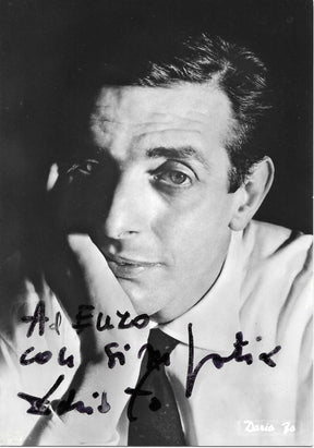 Fotografia autografata con dedica Dario Fo ritratto in bianco e nero giovane primo piano espressione pensierosa cravatta – dedica autografo pennarello nero in basso a sinistra – 15x10 cm – condizioni Excellent