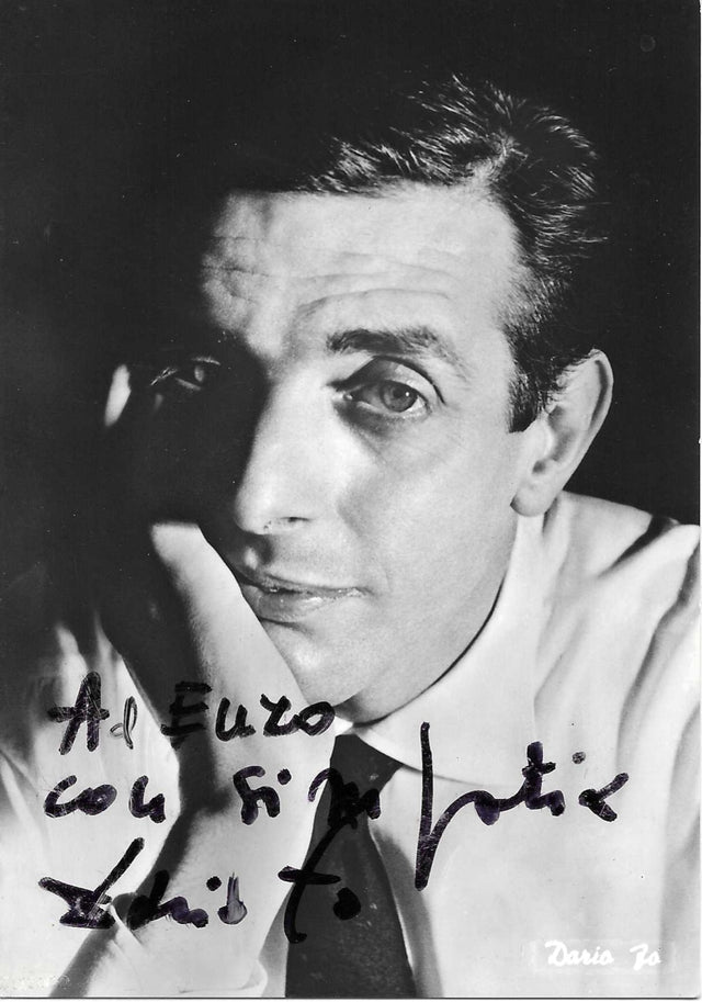Fotografia autografata con dedica Dario Fo ritratto in bianco e nero giovane primo piano espressione pensierosa cravatta – dedica autografo pennarello nero in basso a sinistra – 15x10 cm – condizioni Excellent