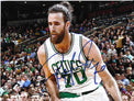 Fotografia autografata Luigi Datome in azione maglia Boston Celtics N.20 NBA – firma originale pennarello blu con numero 20 – 15x20 cm – condizioni Excellent