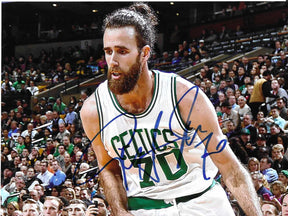 Fotografia autografata Luigi Datome in azione maglia Boston Celtics N.20 NBA – firma originale pennarello blu con numero 20 – 15x20 cm – condizioni Excellent