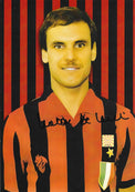 Fotografia autografata Walter De Vecchi ritratto maglia Milan rossonera scudetto tricolore stella d'oro sfondo grafico righe rosse nere ologramma sicurezza Associazione Autografia – autografo originale pennarello nero sul petto – 29x21,5 cm – condizioni Excellent