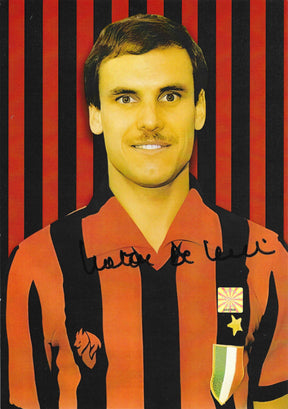 Fotografia autografata Walter De Vecchi ritratto maglia Milan rossonera scudetto tricolore stella d'oro sfondo grafico righe rosse nere ologramma sicurezza Associazione Autografia – autografo originale pennarello nero sul petto – 29x21,5 cm – condizioni Excellent