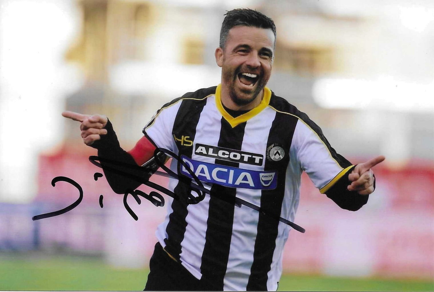 Fotografia autografata Antonio Di Natale esultanza sorridente dita al cielo maglia Udinese bianconera righe sponsor Alcott Dacia fascia capitano rossa – autografo originale pennarello nero al centro – 15x10,2 cm – condizioni Excellent