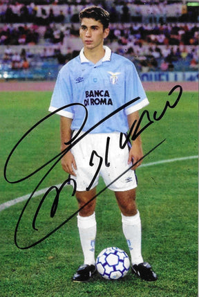 Fotografia autografata Marco Di Vaio giovanissimo in posa con pallone maglia Lazio celeste Umbro Banca di Roma anni 90 – autografo originale pennarello nero grande al centro – 15x10 cm – condizioni Excellent