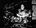 Fotografia autografata Peter Erskine in concerto alla batteria bianco e nero Pizza Express Jazz Club – firma originale pennarello argento – 25x20 cm – condizioni Excellent