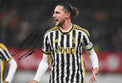 Fotografia autografata Adrien Rabiot esultanza maglia Juventus Home bianconera Adidas sponsor Jeep dettagli gialli due stelle fascia Peaceday stagione 2023-24 – autografo originale pennarello nero lato sinistro – 30x20,3 cm – condizioni Excellent