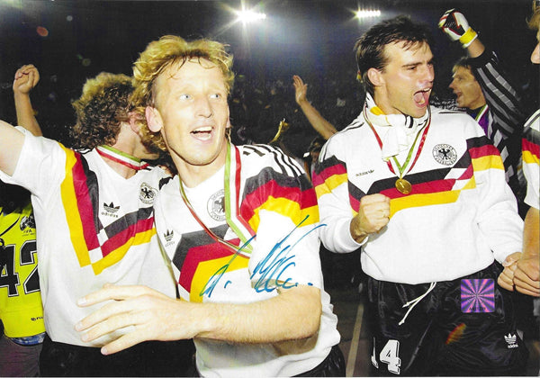 Fotografia Autografata Andreas Brehme – Festa Campioni del Mondo Italia '90 – Tuta Germania Medaglia Oro – COA Incluso
