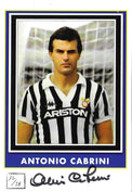 Cartolina ufficiale autografata Antonio Cabrini ritratto maglia Juventus bianconera Kappa Ariston anni 80 numerata 12 su 28 – autografo originale pennarello nero in basso – 21x14,8 cm – condizioni Excellent
