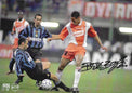 Fotografia autografata Beppe Bergomi scivolata su Thierry Henry – Inter-Monaco semifinale Coppa UEFA 1996-97 San Siro – autografo nero – COA Witnessed AA21493 Associazione Autografia
