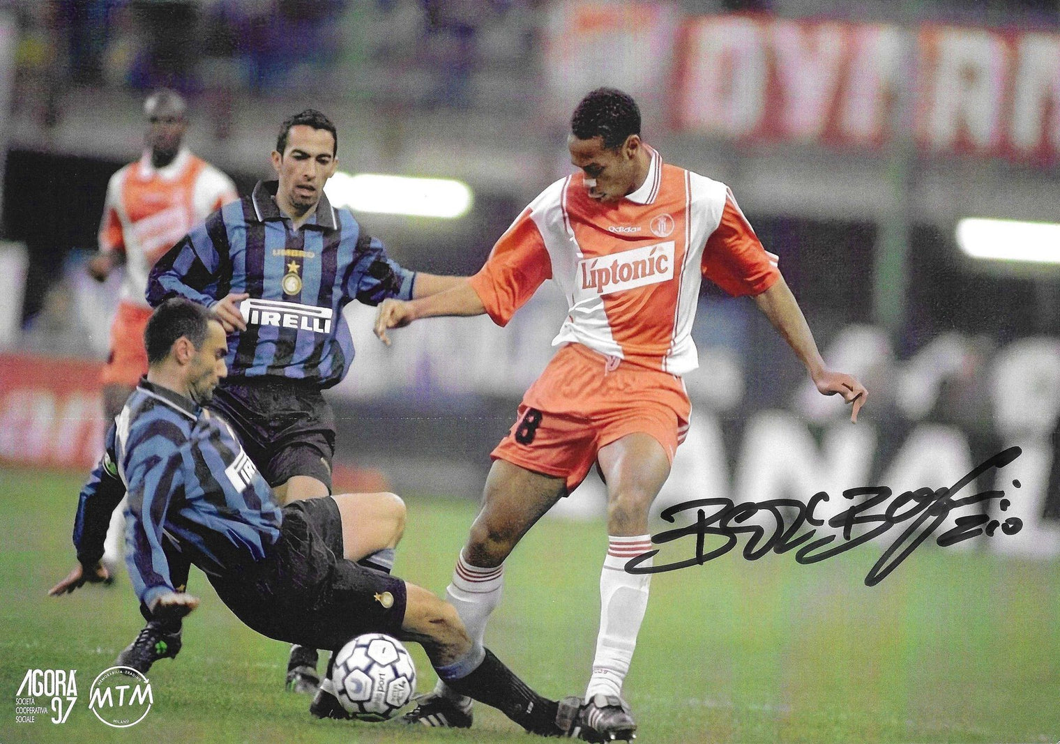 Fotografia autografata Beppe Bergomi scivolata su Thierry Henry – Inter-Monaco semifinale Coppa UEFA 1996-97 San Siro – autografo nero – COA Witnessed AA21493 Associazione Autografia