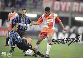 Fotografia autografata Beppe Bergomi scivolata su Thierry Henry – Inter-Monaco semifinale Coppa UEFA 1996-97 San Siro – autografo nero – COA Witnessed AA21493 Associazione Autografia
