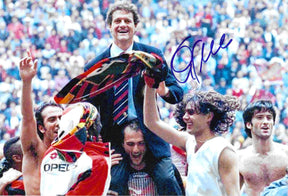 Foto autografata Fabio Capello portato in trionfo dai giocatori AC Milan – festa scudetto 1995-96 maglia Lotto Opel – autografo originale pennarello blu – COA incluso