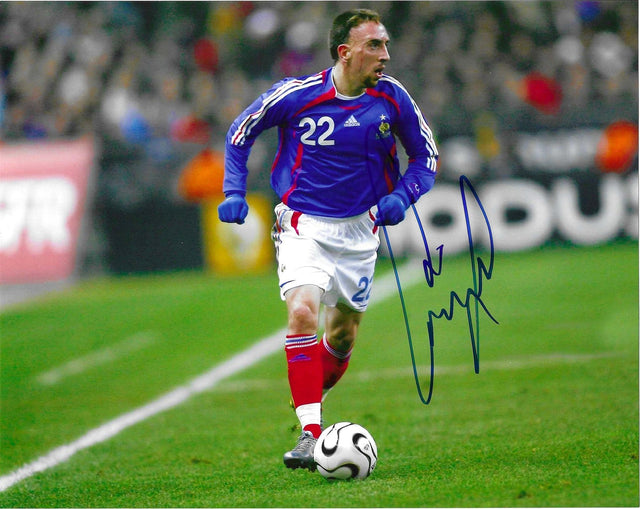 Fotografia autografata Franck Ribéry in azione maglia Nazionale Francia Home Adidas numero 22 pallone Teamgeist Mondiali 2006 – autografo originale pennarello blu lato destro – 25x20 cm – condizioni Excellent