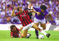 Fotografia autografata Franco Baresi in azione contrasto con Maradona maglia viola away maglia Milan Home rossonera Mediolanum fine anni 80 – autografo originale pennarello nero lato sinistro – 29,7x20,7 cm – condizioni Excellent