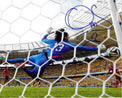Fotografia autografata Guillermo Ochoa parata leggendaria Mondiali 2014 Messico vs Brasile maglia portiere blu numero 13 pallone Brazuca prospettiva interna porta – autografo originale pennarello blu con numero 13 in alto a destra – 25x20 cm – condizioni Excellent