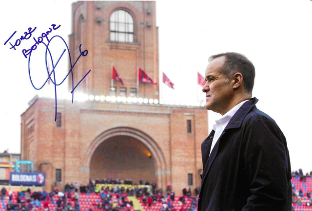 Foto autografata Joey Saputo presidente Bologna FC – Stadio Renato Dall'Ara con Torre di Maratona – autografo originale pennarello blu con dedica Forza Bologna – COA incluso
