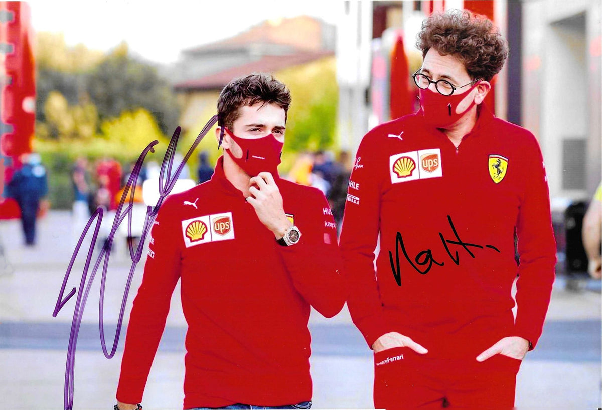Foto autografata Charles Leclerc e Mattia Binotto – paddock Scuderia Ferrari F1 2020 – autografi originali pennarello viola e nero – COA incluso