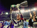 Foto autografata Luca Marchegiani solleva la Supercoppa Italiana 1998 – SS Lazio maglia portiere Cirio – autografo originale pennarello nero – COA incluso