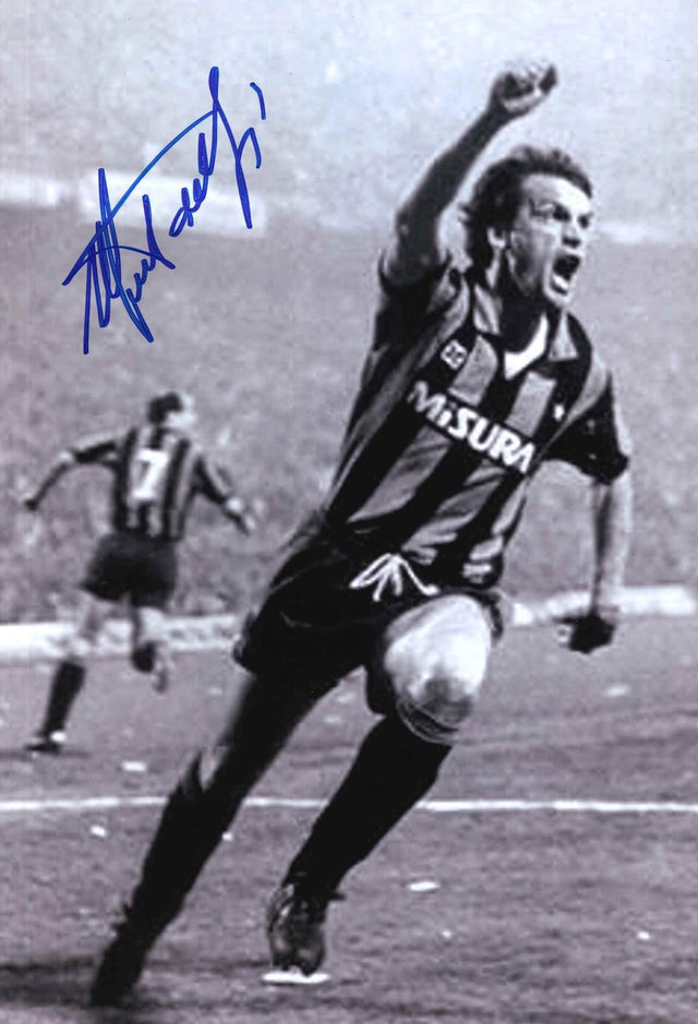 Foto autografata Marco Tardelli in esultanza a pugno chiuso con maglia Inter Misura anni '80 – autografo originale pennarello blu – condizioni Excellent