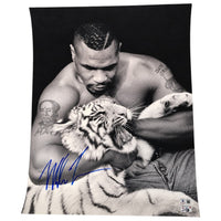 Dettaglio autografo originale Mike Tyson su fotografia con cucciolo di tigre bianca