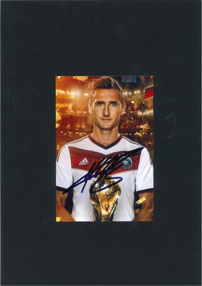 Foto autografata Miroslav Klose con maglia Germania 2014 Adidas e Coppa del Mondo – autografo originale pennarello blu – condizioni Excellent