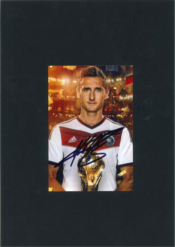 Foto Autografata Miroslav Klose – Germania 2014 con la Coppa del Mondo – 19x13 cm – COA Disponibile