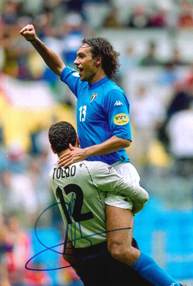 Foto autografata Alessandro Nesta Italia Euro 2000 – esultanza con Toldo – maglia azzurra numero 13 Kappa – firma originale a pennarello blu