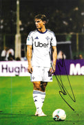 Fotografia autografata Nicolás Paz in campo maglia Como Home Adidas bianca numero 10 sponsor Uber patch Serie A stagione 2024-25 stadio notturno – autografo originale pennarello nero lato destro – 28,7x19,3 cm – condizioni Excellent