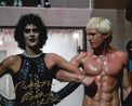 Fotografia autografata Peter Hinwood (Rocky) con Tim Curry, scena da The Rocky Horror Picture Show