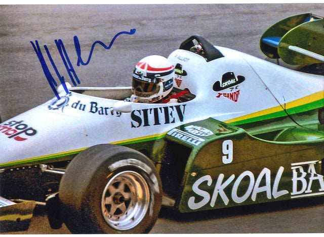 Foto autografata Philippe Alliot alla guida della RAM Skoal Bandit numero 9 in F1 1985 – autografo originale pennarello blu – condizioni Excellent