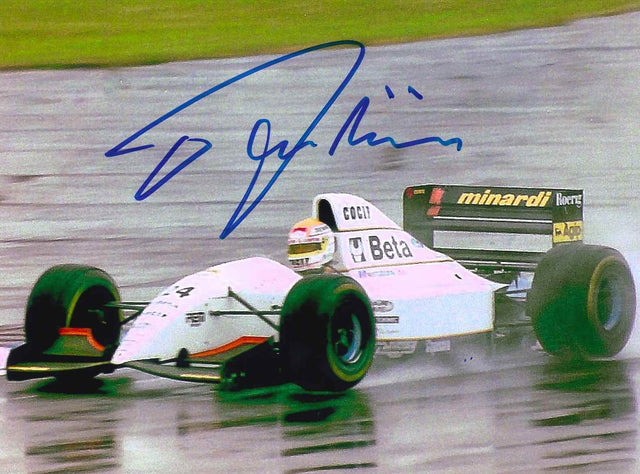 Foto autografata Pierluigi Martini alla guida della Minardi Beta numero 24 sul bagnato in F1 1993 – autografo originale pennarello blu – condizioni Excellent