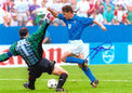 Foto autografata Roberto Baggio in azione con maglia Italia ai Mondiali USA 1994 contro Zubizarreta – autografo pennarello blu – condizioni Excellent