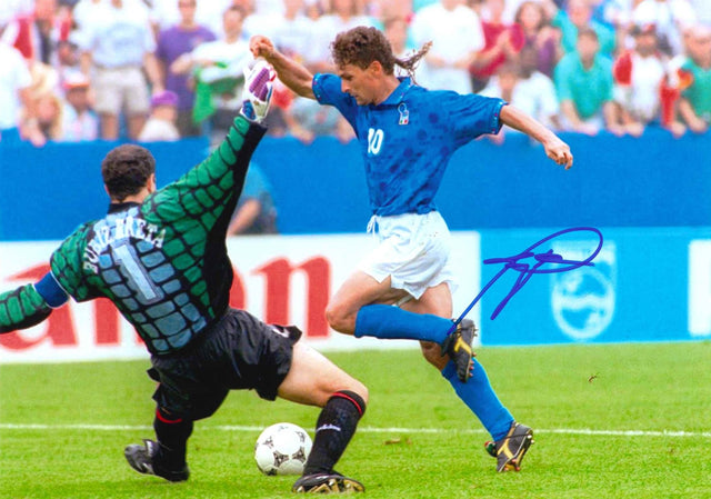 Foto autografata Roberto Baggio in azione con maglia Italia ai Mondiali USA 1994 contro Zubizarreta – autografo pennarello blu – condizioni Excellent