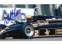 Foto autografata Roberto Moreno alla guida della Lotus 91 John Player Special numero 12 in F1 1982 – autografo originale pennarello blu – condizioni Excellent