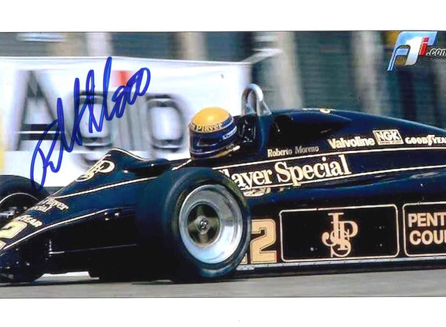 Foto autografata Roberto Moreno alla guida della Lotus 91 John Player Special numero 12 in F1 1982 – autografo originale pennarello blu – condizioni Excellent