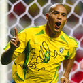 Foto autografata Ronaldo il Fenomeno in esultanza con maglia Brasile Nike – autografo originale pennarello nero – condizioni Excellent