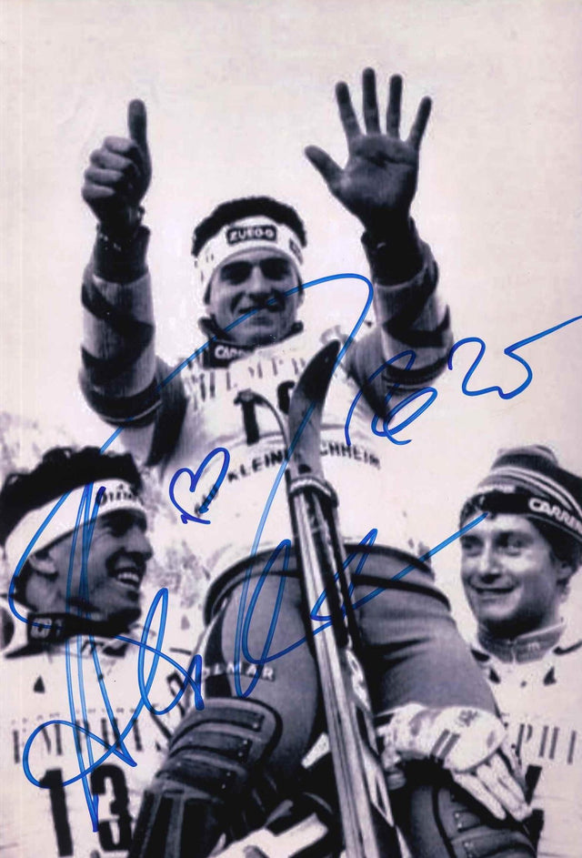 Fotografia autografata Alberto Tomba la Bomba podio Coppa del Mondo Bad Kleinkirchheim Austria 17 gennaio 1988 vittoria slalom speciale tuta Nazionale Carrera fascetta Zucchi pettorale 13 – autografo originale pennarello blu con cuore – 30,5x20 cm