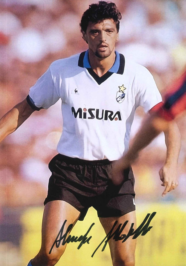 Fotografia autografata Alessandro Altobelli Spillo Inter Away bianca 1986-88 Le Coq Sportif sponsor Misura biscione stella dorata colletto blu pantaloncini neri in azione – autografo pennarello nero – 29,5x20,8 cm