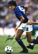 Fotografia autografata Alessandro Altobelli Spillo Italia Europei 1988 maglia azzurra Diadora colletto tricolore pantaloncini bianchi numero 18 dribbling pallone Adidas Tango Europa – autografo pennarello nero – 29,5x20,8 cm