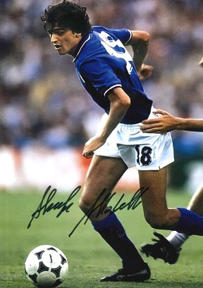 Fotografia autografata Alessandro Altobelli Spillo Italia Europei 1988 maglia azzurra Diadora colletto tricolore pantaloncini bianchi numero 18 dribbling pallone Adidas Tango Europa – autografo pennarello nero – 29,5x20,8 cm