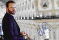 Fotografia autografata Alessandro Borghi ritratto elegante interno di lusso – autografo blu originale – MTM Memorabilia
