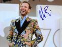 Fotografia autografata Alessandro Borghi red carpet giacca floreale – autografo blu originale – MTM Memorabilia