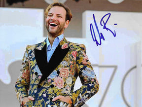Fotografia autografata Alessandro Borghi red carpet giacca floreale – autografo blu originale – MTM Memorabilia