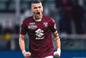 Fotografia autografata Alessandro Buongiorno Torino numero 4 in esultanza – maglia Joma granata Beretta Suzuki – autografo originale pennarello nero – Excellent