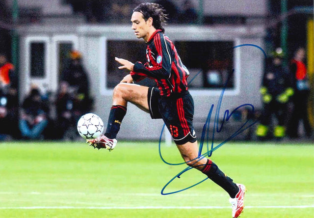 Fotografia autografata Alessandro Nesta in azione Milan Champions League San Siro maglia Adidas rossonera numero 13 sottomaglia termica nera – autografo originale pennarello blu – 29x20 cm