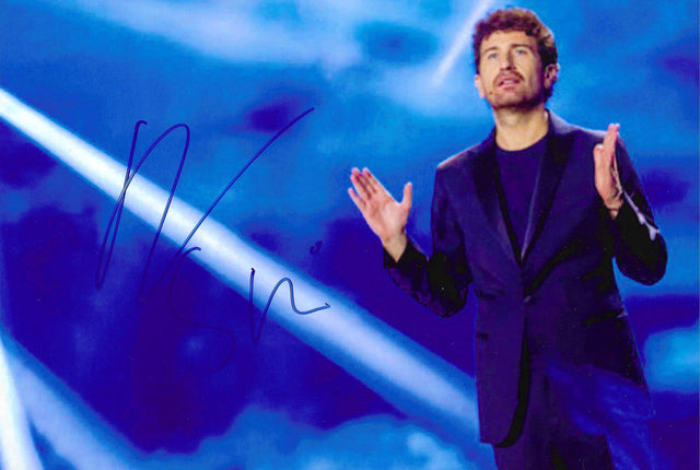Fotografia autografata Alessandro Siani sul palco spettacolo dal vivo – autografo blu originale – MTM Memorabilia